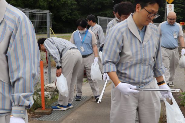 事業所周辺の排水溝のゴミ除去