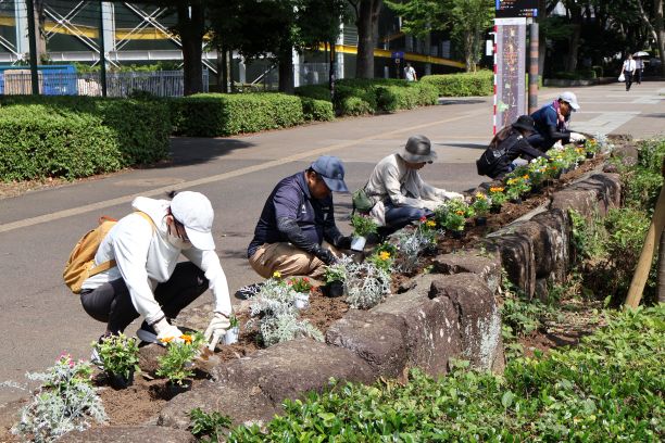 「つくばカピオ」前の花壇の苗植えの様子