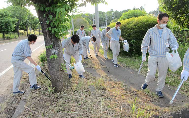 事業所周辺清掃の様子（岩間事業所）