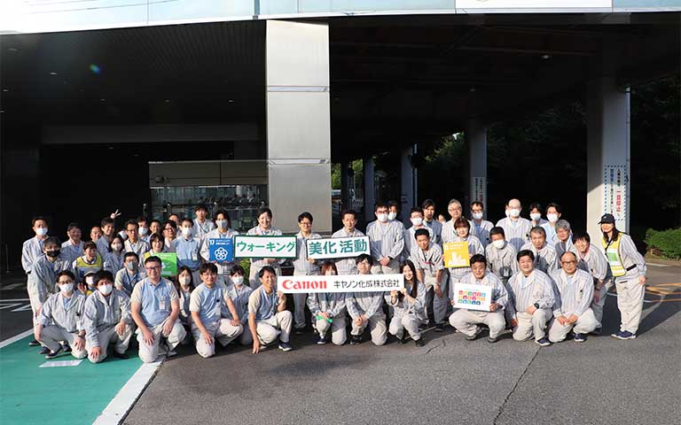 筑波事業所での集合写真