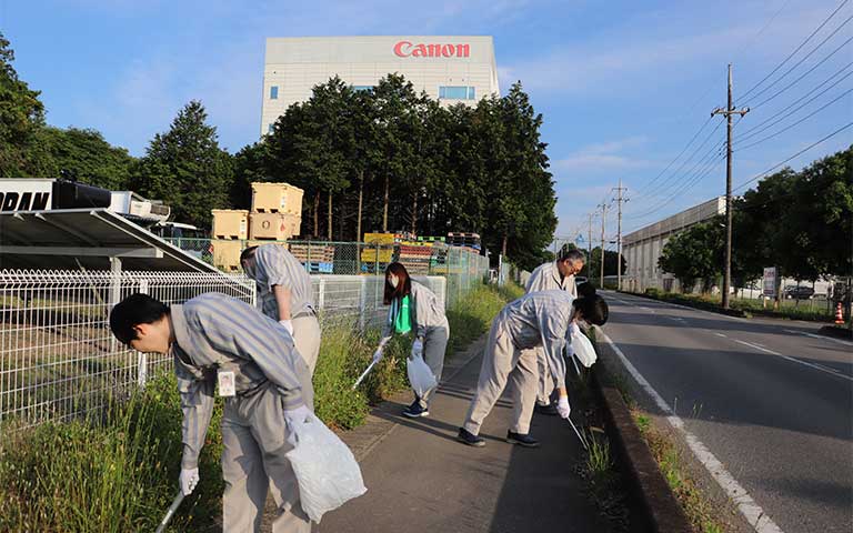 事業所周辺清掃の様子（筑波事業所）