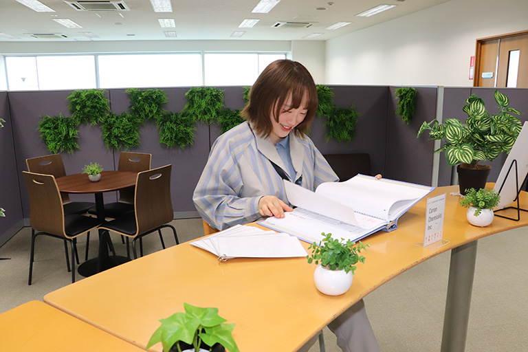 書類を整理している様子