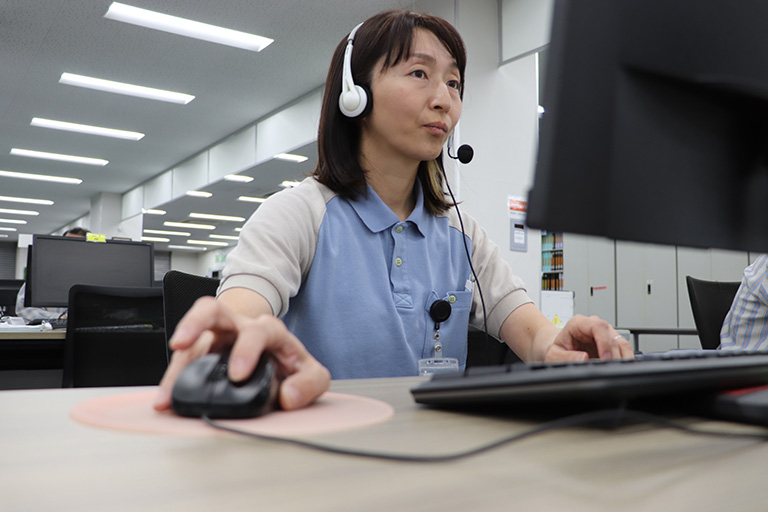 デスクワークの様子