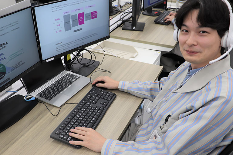 デスクで作業している様子