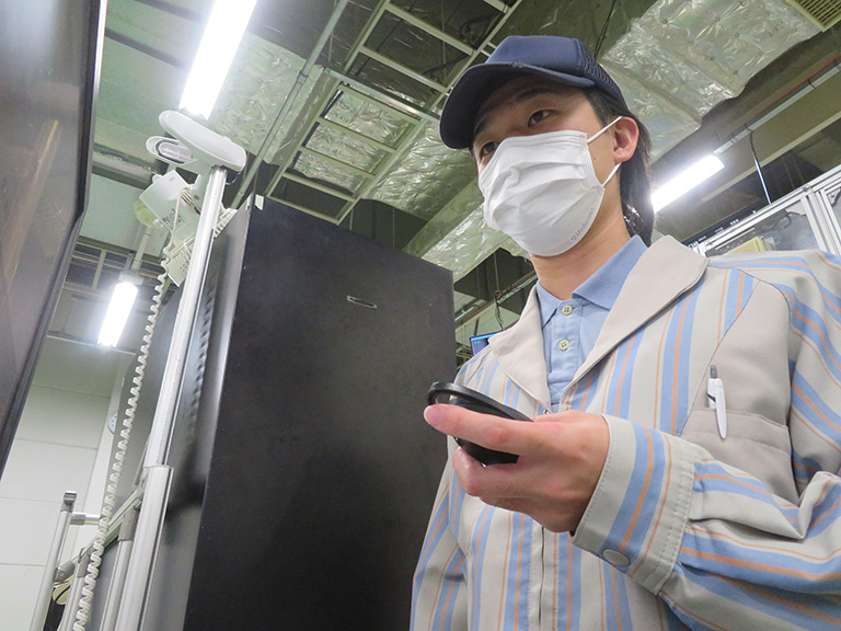 装置を確認している様子