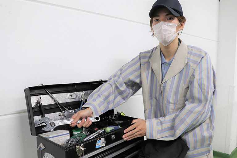 工具箱を使用して作業している様子