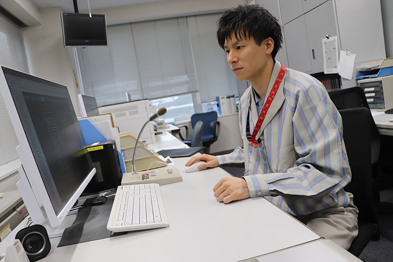 デスクワークの様子